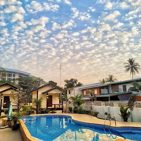 Sunray Guesthouse สุนันท์บ้านพักริมคลอง Утай Тани Екстериор снимка