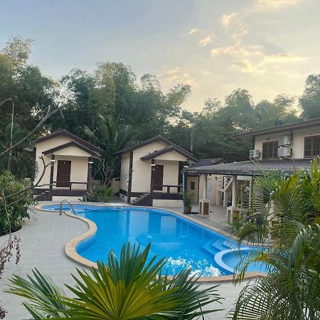 Sunray Guesthouse สุนันท์บ้านพักริมคลอง Утай Тани Екстериор снимка