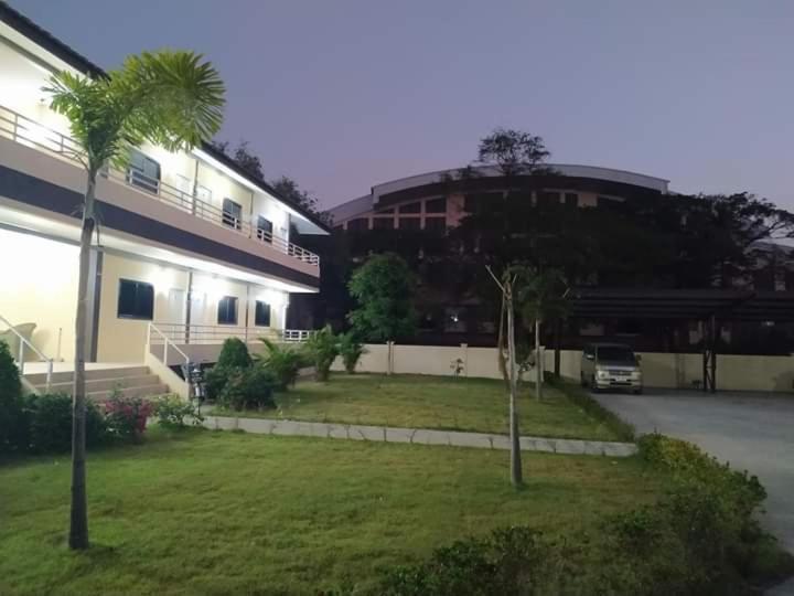 Sunray Guesthouse สุนันท์บ้านพักริมคลอง Утай Тани Екстериор снимка