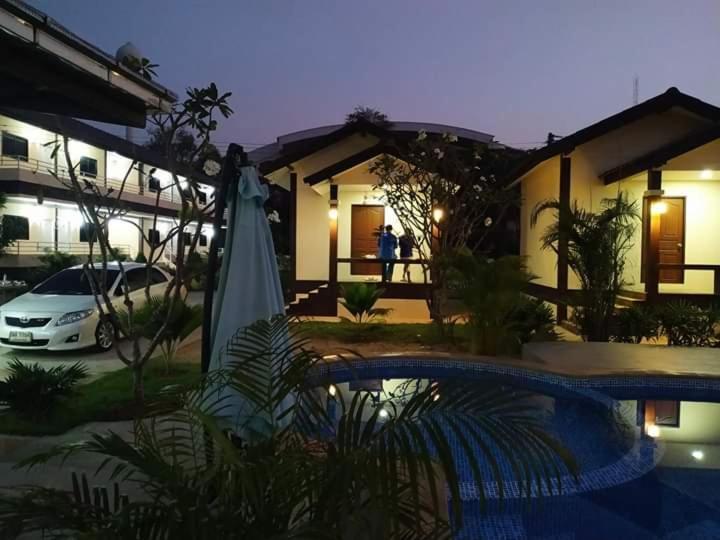 Sunray Guesthouse สุนันท์บ้านพักริมคลอง Утай Тани Екстериор снимка