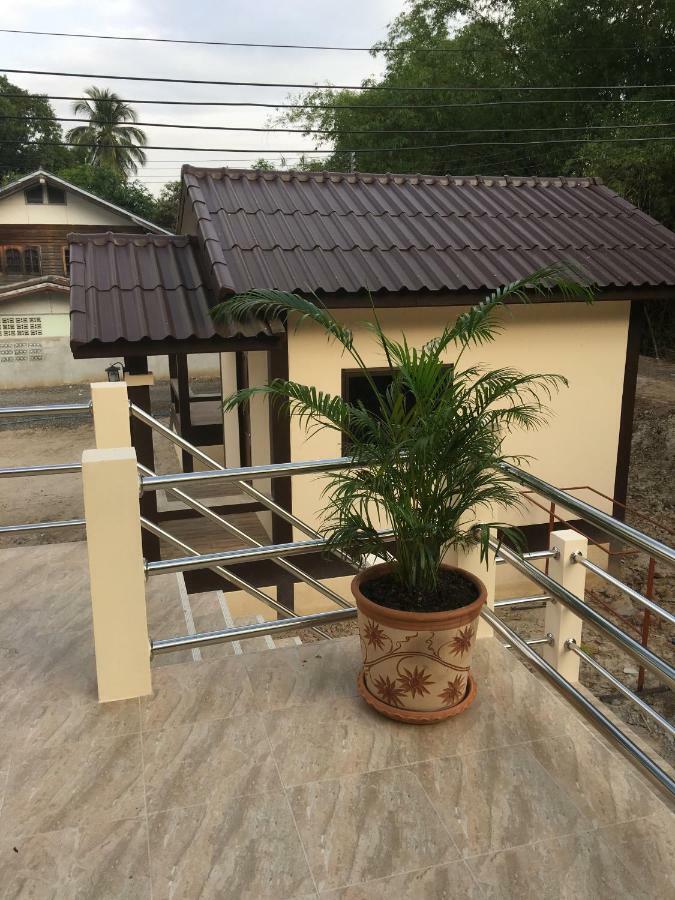 Sunray Guesthouse สุนันท์บ้านพักริมคลอง Утай Тани Екстериор снимка