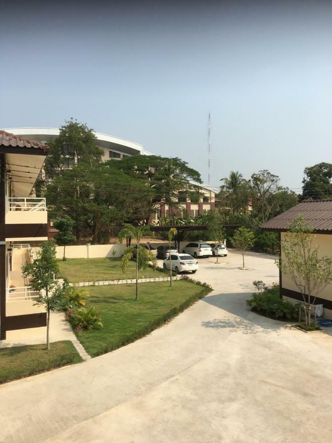 Sunray Guesthouse สุนันท์บ้านพักริมคลอง Утай Тани Екстериор снимка