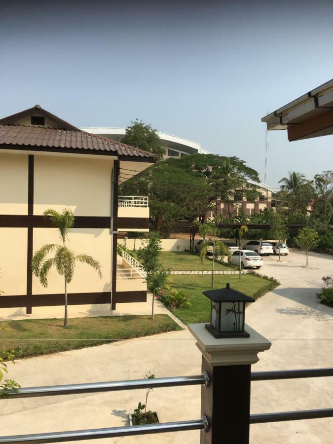 Sunray Guesthouse สุนันท์บ้านพักริมคลอง Утай Тани Екстериор снимка
