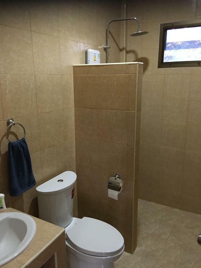 Sunray Guesthouse สุนันท์บ้านพักริมคลอง Утай Тани Екстериор снимка